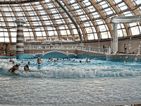 Не выезжая из Москвы, семья может насладиться полноценным отдыхом в аквакомплексе "Карибия" и Аквапарке ВАО Москвы